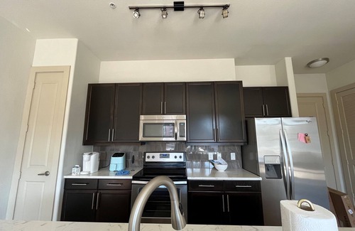 Bouldin Apartment | Downtown ATX Summer Getaway! Naturally lit 1BR apt with Pool, Parking, WiFi, Gym