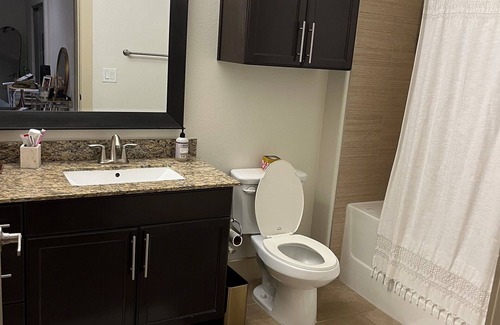 Bouldin Apartment | Downtown ATX Summer Getaway! Naturally lit 1BR apt with Pool, Parking, WiFi, Gym