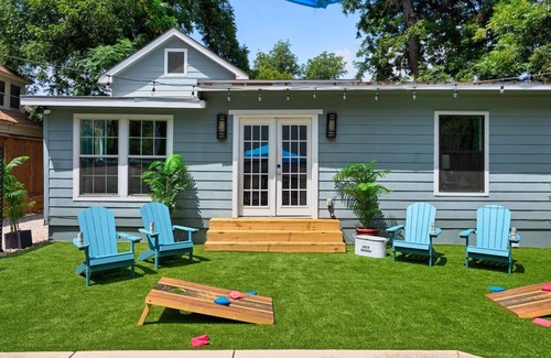 East Cesar Chavez House | Downtown Austin Hangout with Pool - walk to Rainey!
