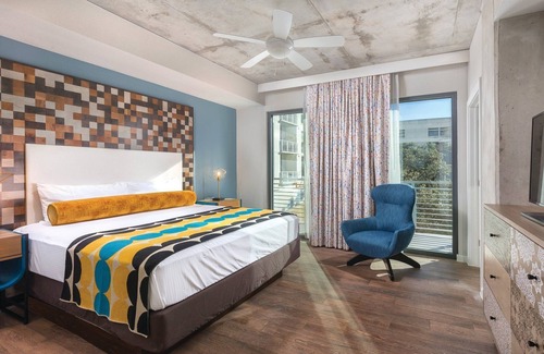 West End Resort | DOWNTOWN Austin with ROOFTOP Pool and BBQ Area, Fire Pit & a Fitness Center