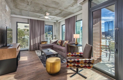 West End Resort | DOWNTOWN Austin with ROOFTOP Pool and BBQ Area, Fire Pit & a Fitness Center