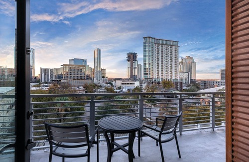 West End Resort | DOWNTOWN Austin with ROOFTOP Pool and BBQ Area, Fire Pit & a Fitness Center