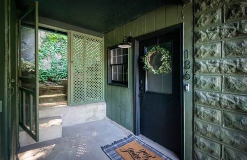 Bellefonte House | Downtown Bellefonte Modern Loft- 9 miles to PSU