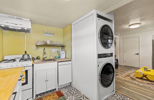 Williams House | Downtown Blonde Bungalow w/Fully Fenced BIG YARD, AC, W/D, 2 Samsung Smart TVs