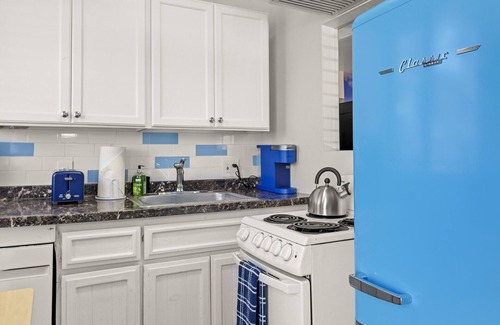 Flagstaff House | Downtown Blueberry Bungalow w/AC, Fully Fenced Yard, 3 Smart TVs, W/D, Fast WiFi