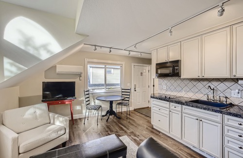 Goss - Grove Cottage | Downtown Boulder Guest House for 2 guests