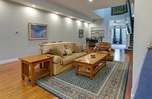 Canandaigua Apartment | Downtown Canandaigua Apartment - 1 Mi to Lake!