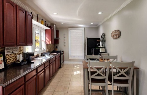 LaGrange House | "Downtown Centre" Intown convenient location is nearby many local activities.