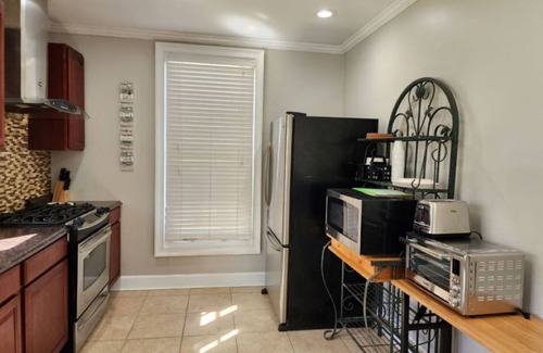 LaGrange House | "Downtown Centre" Intown convenient location is nearby many local activities.