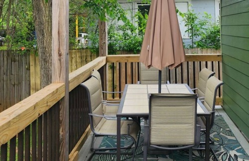 LaGrange House | "Downtown Centre" Intown convenient location is nearby many local activities.