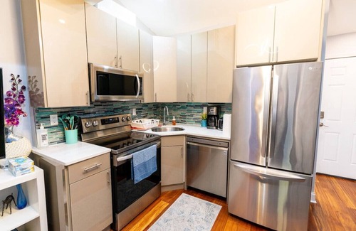 Rittenhouse Row Apartment | Downtown City Hall near Kimmel Center 2BD Suite