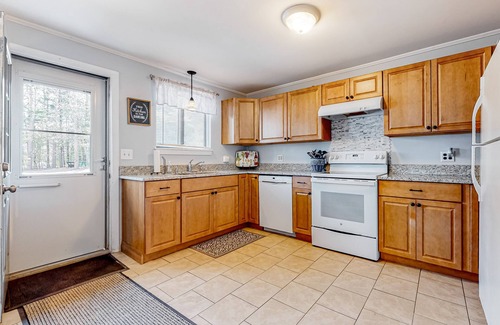 North Conway Condo | Downtown condo close to Saco River with streaming, AC, washer/dryer, kitchen