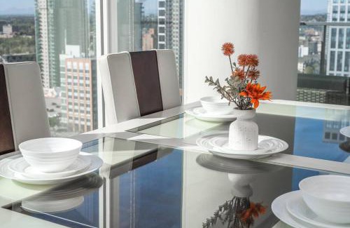 Victoria Park Apartment | Downtown condo near Stampede, LRT, free parking & gym