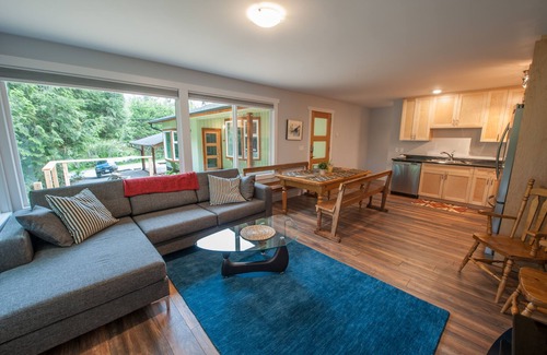Tofino House | Downtown Cypre Suite - Spacious 3 Bedroom Unit with BBQ, deck, and Hottub