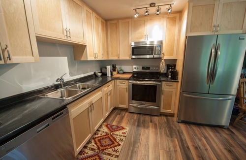 Tofino House | Downtown Cypre Suite - Spacious 3 Bedroom Unit with BBQ, deck, and Hottub