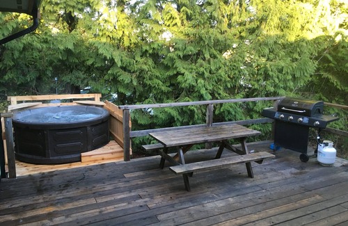 Tofino House | Downtown Cypre Suite - Spacious 3 Bedroom Unit with BBQ, deck, and Hottub