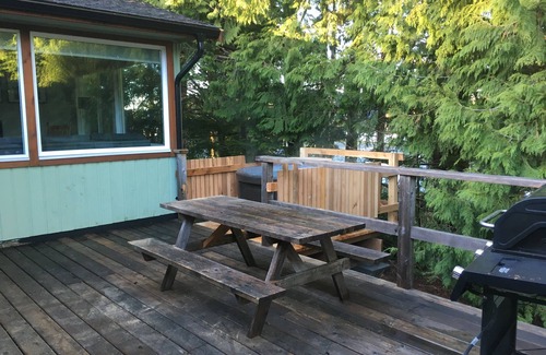 Tofino House | Downtown Cypre Suite - Spacious 3 Bedroom Unit with BBQ, deck, and Hottub