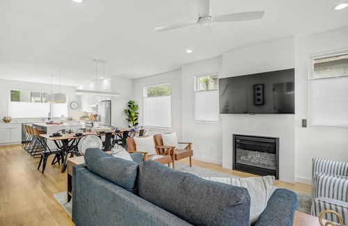 Downtown House | Downtown Dapper-14Guests-Soaker-Loungers-GasLogs