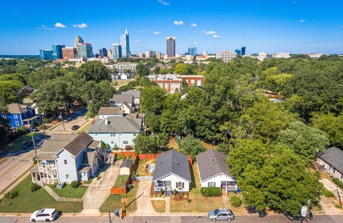 Downtown House | Downtown Delight - Stylish Private Walk to City Center
