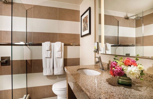 Downtown Portland Hotel | Downtown Escape: Unwind in Your Comfortable Room Across Waterfront Park