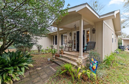 Fairhope House | Downtown Fairhope Cottage just minutes from shops, restaurants, & bay