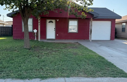Odessa House | Downtown Family Friendly 3 bed Home with large patio