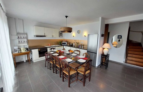 Douarnenez House | Downtown family home with garden and sea view