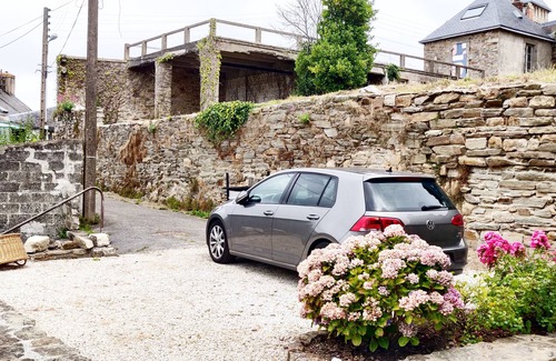 Douarnenez House | Downtown family home with garden and sea view