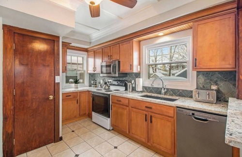 Grand Rapids House | Downtown GR Gem-Gameroom- Huge Backyard- Sleeps 16