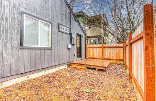 Eugene House | Downtown home base with W/D & deck - walk to University of Oregon & dog-friendly