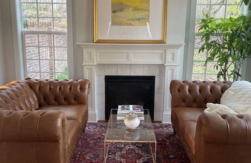 Oxford House | Downtown home. Walk to square and campus!