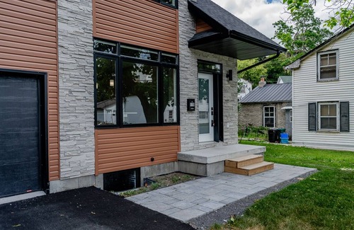 Belleville House | Downtown House 3BDR 2Bath BBQ HDTV Wi-Fi Balcony Sleeps up to 6