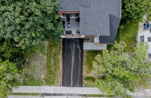 Belleville House | Downtown House 3BDR 2Bath BBQ HDTV Wi-Fi Balcony Sleeps up to 6