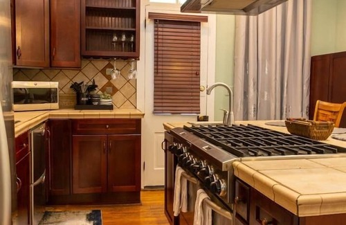 Eureka Springs Historic District House | Downtown House w/Parking! On Spring St, Sleeps 8!