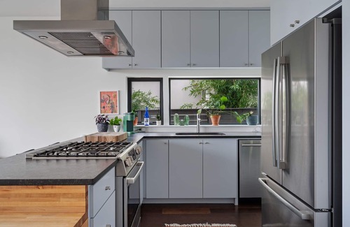 East Cesar Chavez House | Downtown Hub | 1 Mile to Rainey St, 1.6 to E 6th