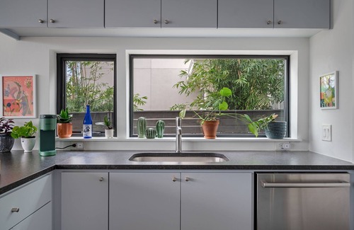 East Cesar Chavez House | Downtown Hub | 1 Mile to Rainey St, 1.6 to E 6th