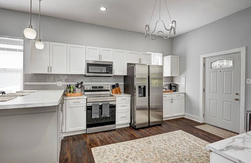 Indianapolis Apartment | Downtown Indy 3 EnSuite on Main Floor~Sleeps 15