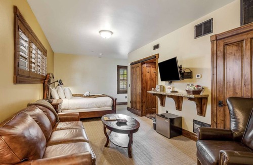 Jackson Hole Hotel | Downtown Jackson - Deluxe King Suite