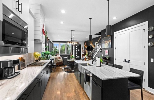 Chestnut Hill Apartment | Downtown Jungle! Exotic, Unique, Bold 7 min 2 DT