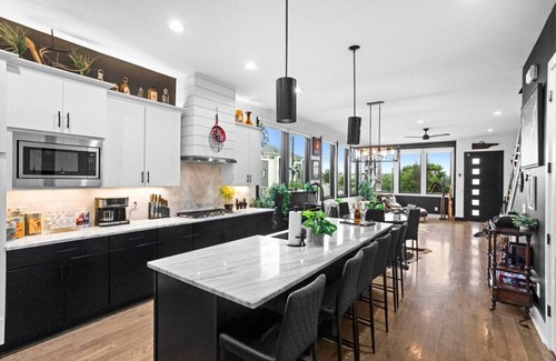 Chestnut Hill Apartment | Downtown Jungle! Exotic, Unique, Bold 7 min 2 DT