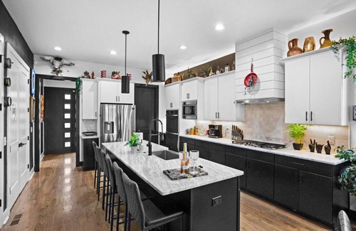 Chestnut Hill Apartment | Downtown Jungle! Exotic, Unique, Bold 7 min 2 DT