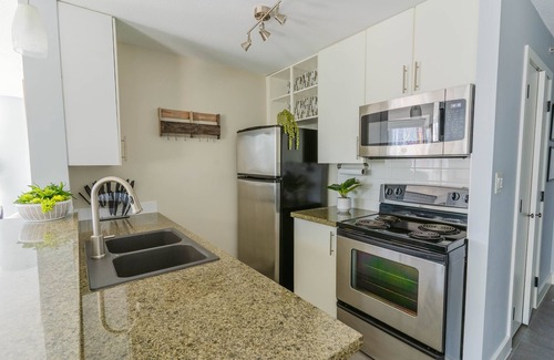 Chinatown Apartment | Downtown King Suite-Surround Views-Pool/Gym/Parkng