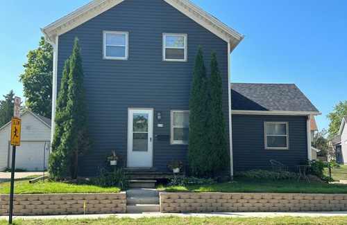Oconomowoc House | Downtown Lake Country Oconomowoc with River View