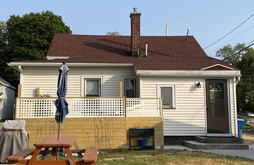 Lakeside House | Downtown Lakeside in Muskegon-by local businesses,10 min to beach, Htub seasonal