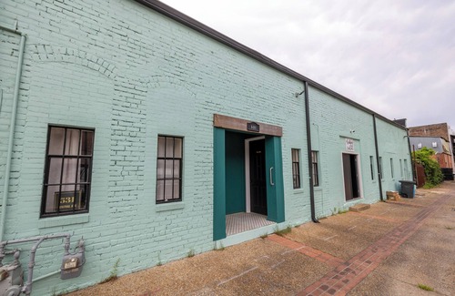 Laurel Apartment | Downtown Laurel, Ground Level, No Stairs, King Bed