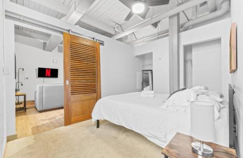 Downtown Cleveland Apartment | Downtown Loft l Cleveland l Parking l Cafe