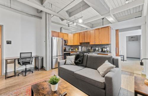 Downtown Cleveland Apartment | Downtown Loft l Cleveland l Parking l Cafe
