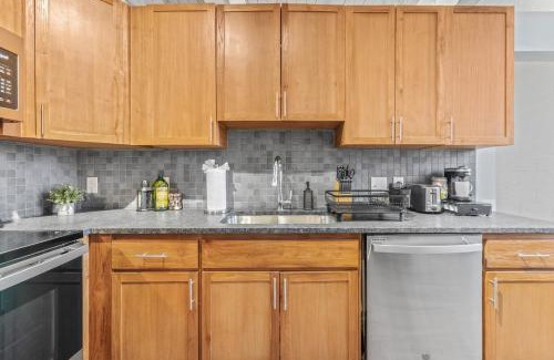 Downtown Cleveland Apartment | Downtown Loft l Cleveland l Parking l Cafe
