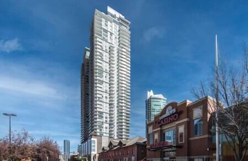 Victoria Park Apartment | Downtown Luxury condo near Stampede/BMO center/LRT/free parking/gym