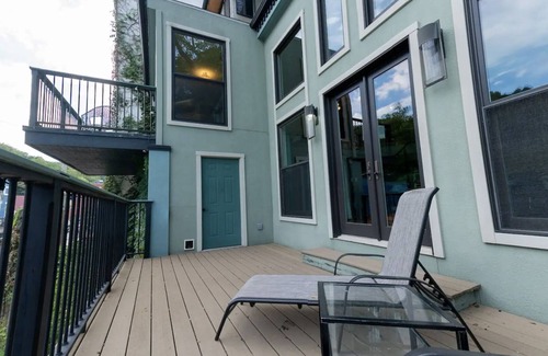 Eureka Springs Historic District Condo | Downtown luxury, full amenities with parking